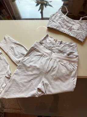 Alphalete White Camo Outfit